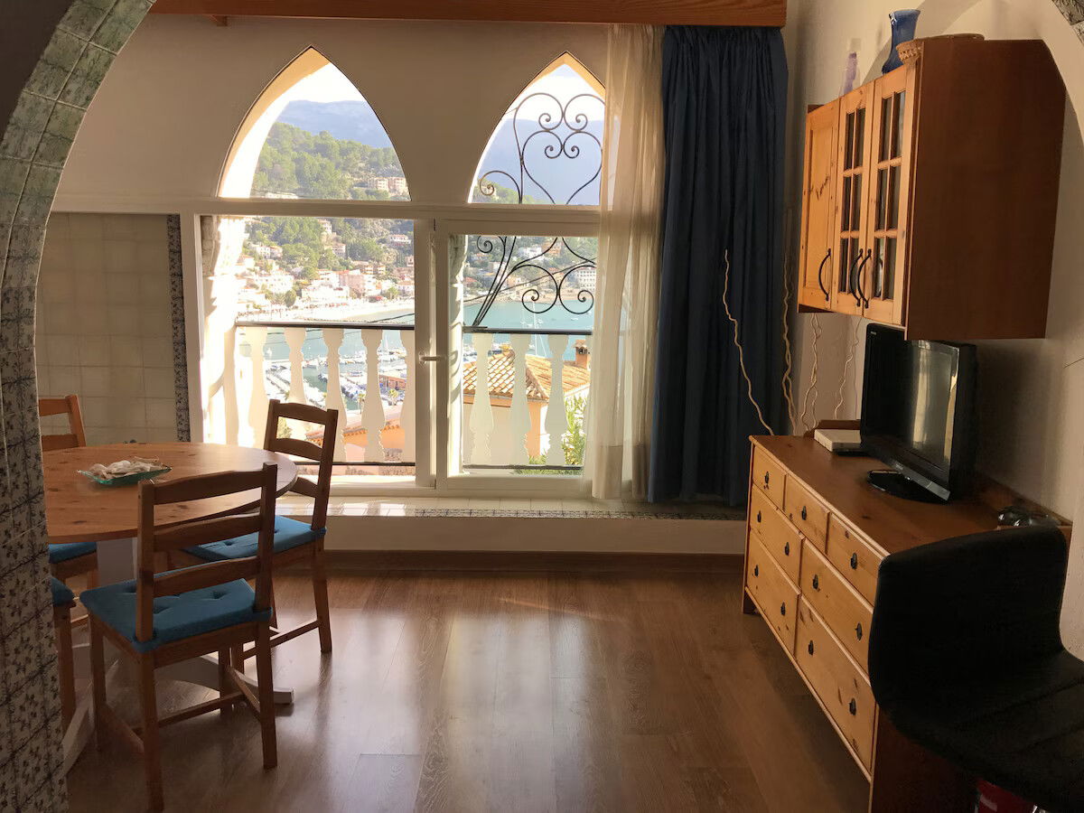 Spacious and bright Living area with great sea view