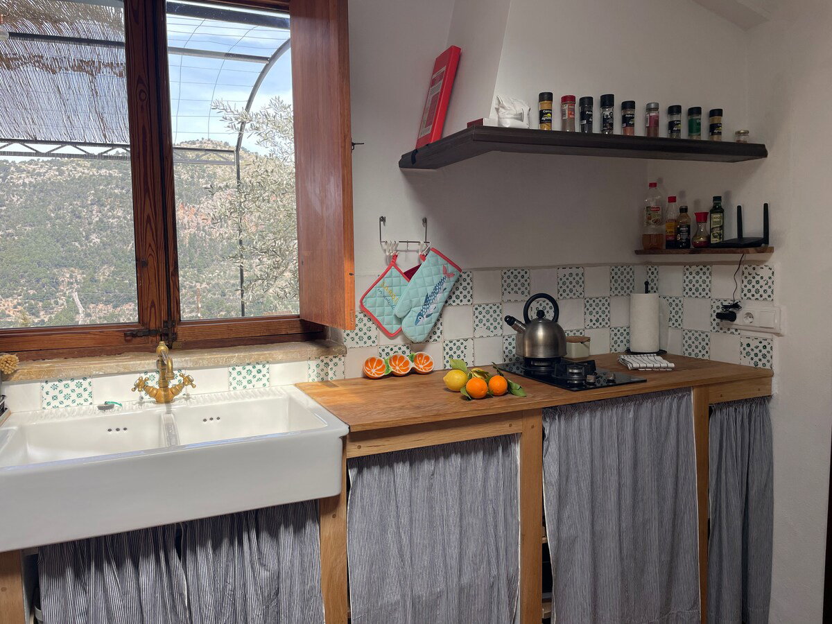 Cosy mountain cottage in Majorca for 2 people, nice terraces, BBQ & private pool