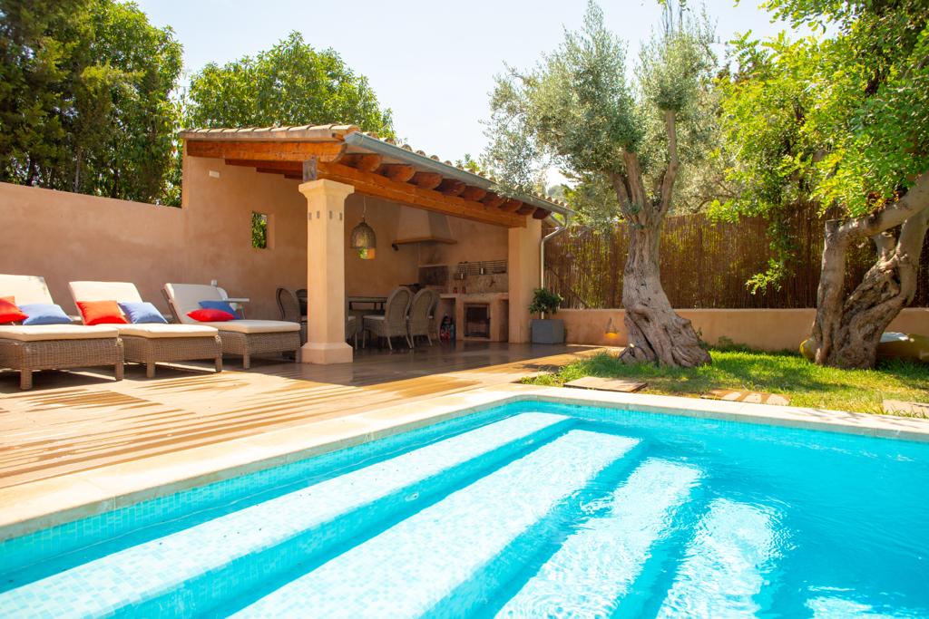 Garden, Pool and BBQ area with large table and seating for 8
