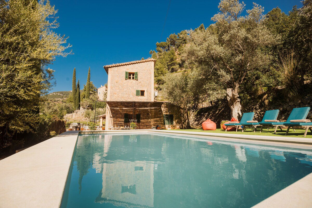 Stunning spacious 4-bedroom villa in Mallorca with private heated pool & parking