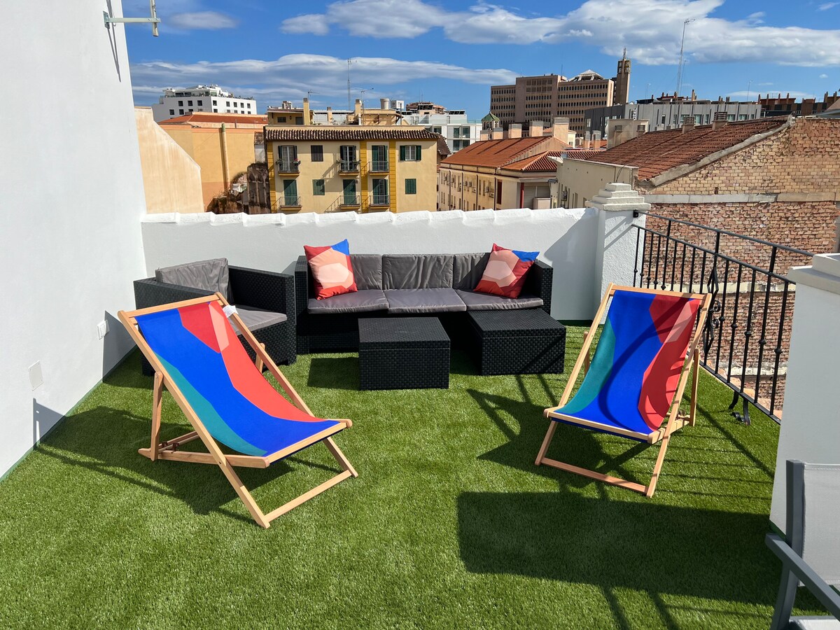 Disfruta de este luminoso dúplex en un barrio tranquilo y seguro, a pocos minuto