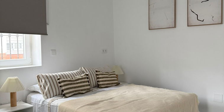 Este luminoso apartamento en el centro de Málaga ofrece comodidad y una ubicació