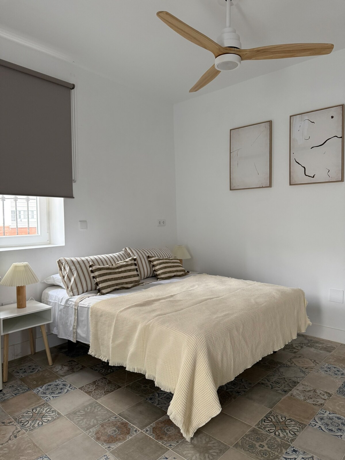 Este luminoso apartamento en el centro de Málaga ofrece comodidad y una ubicació