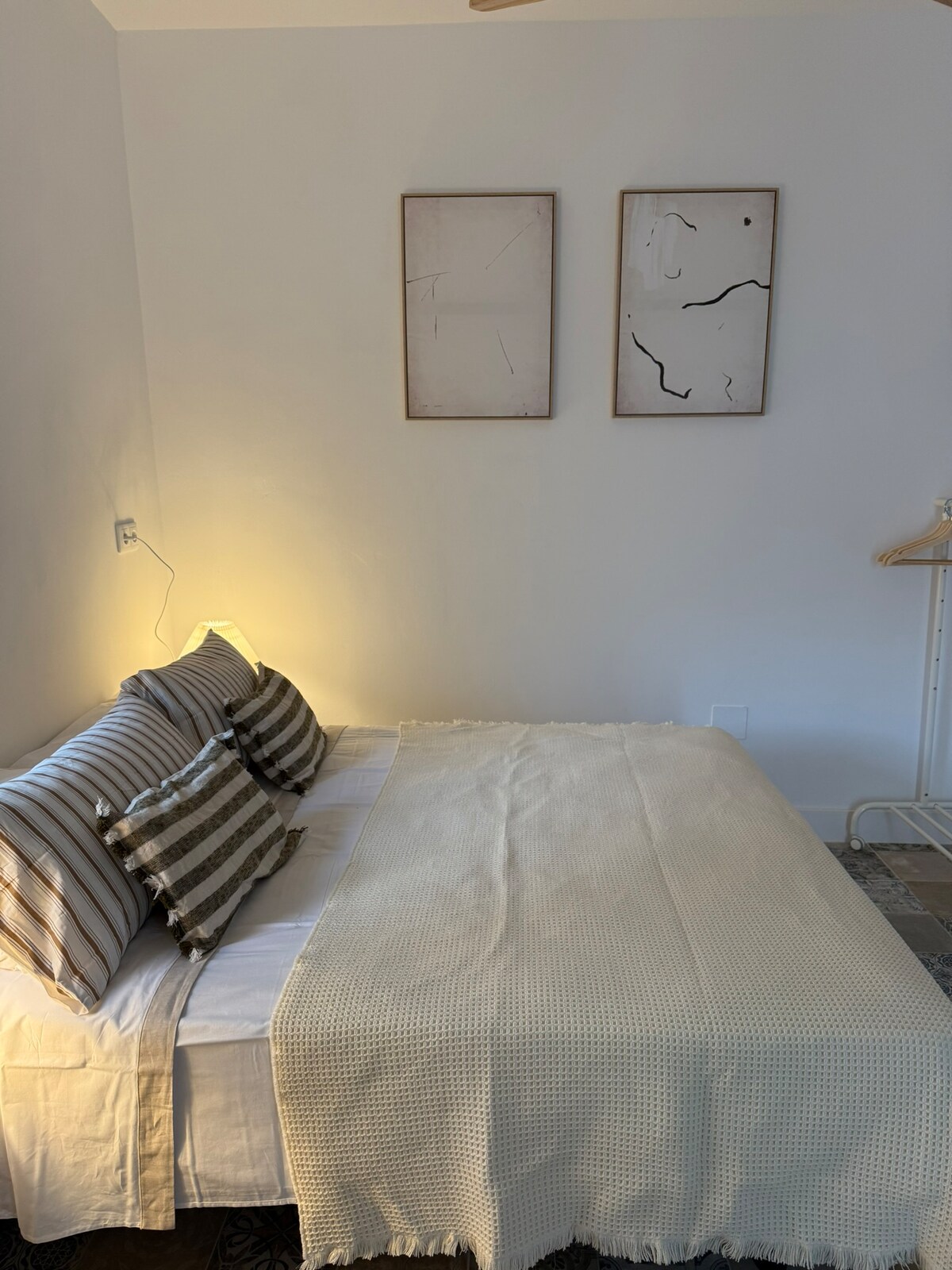 Este luminoso apartamento en el centro de Málaga ofrece comodidad y una ubicació
