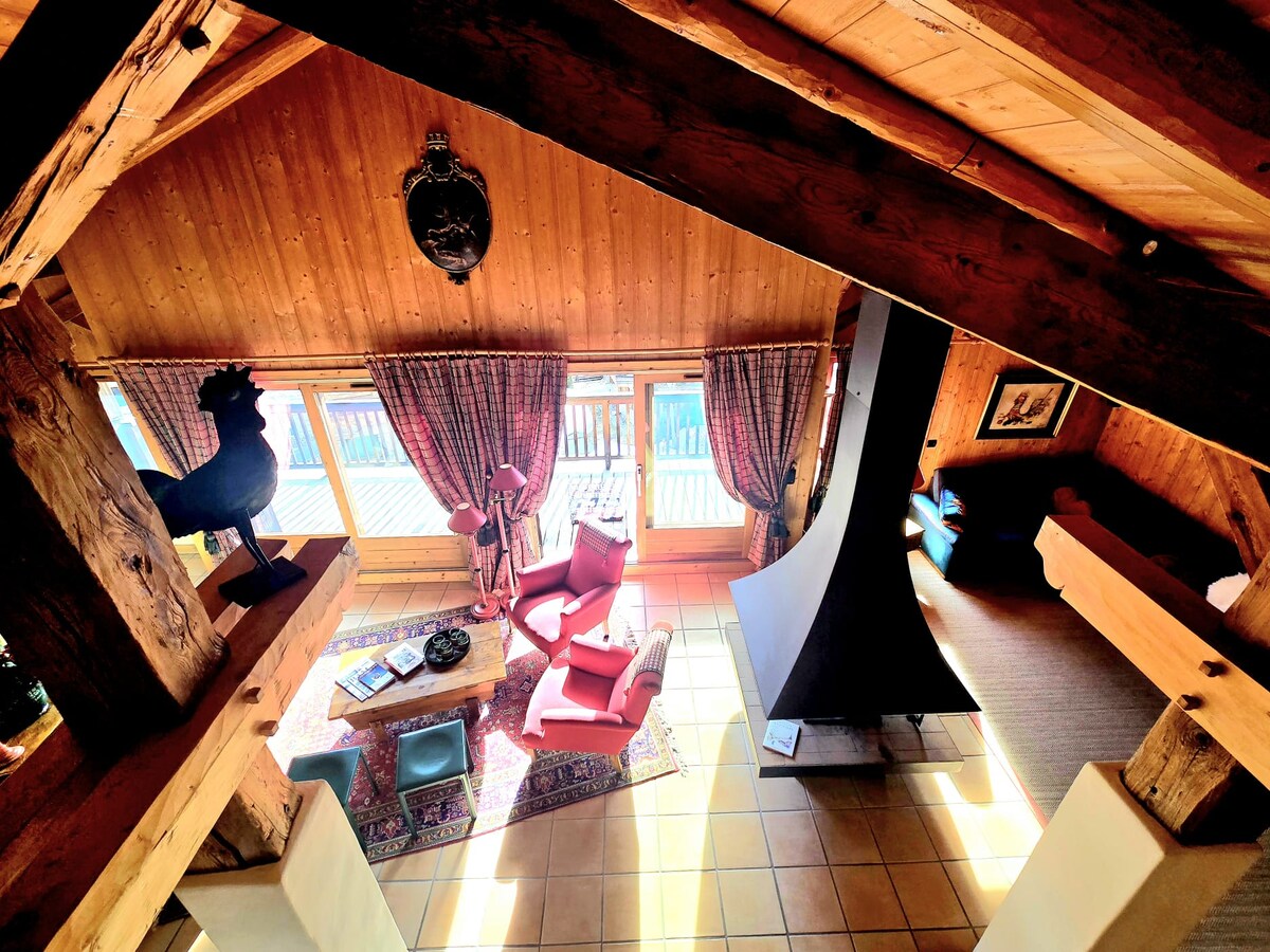 Discover this superb, charming duplex ideally located in the heart of Megève, of