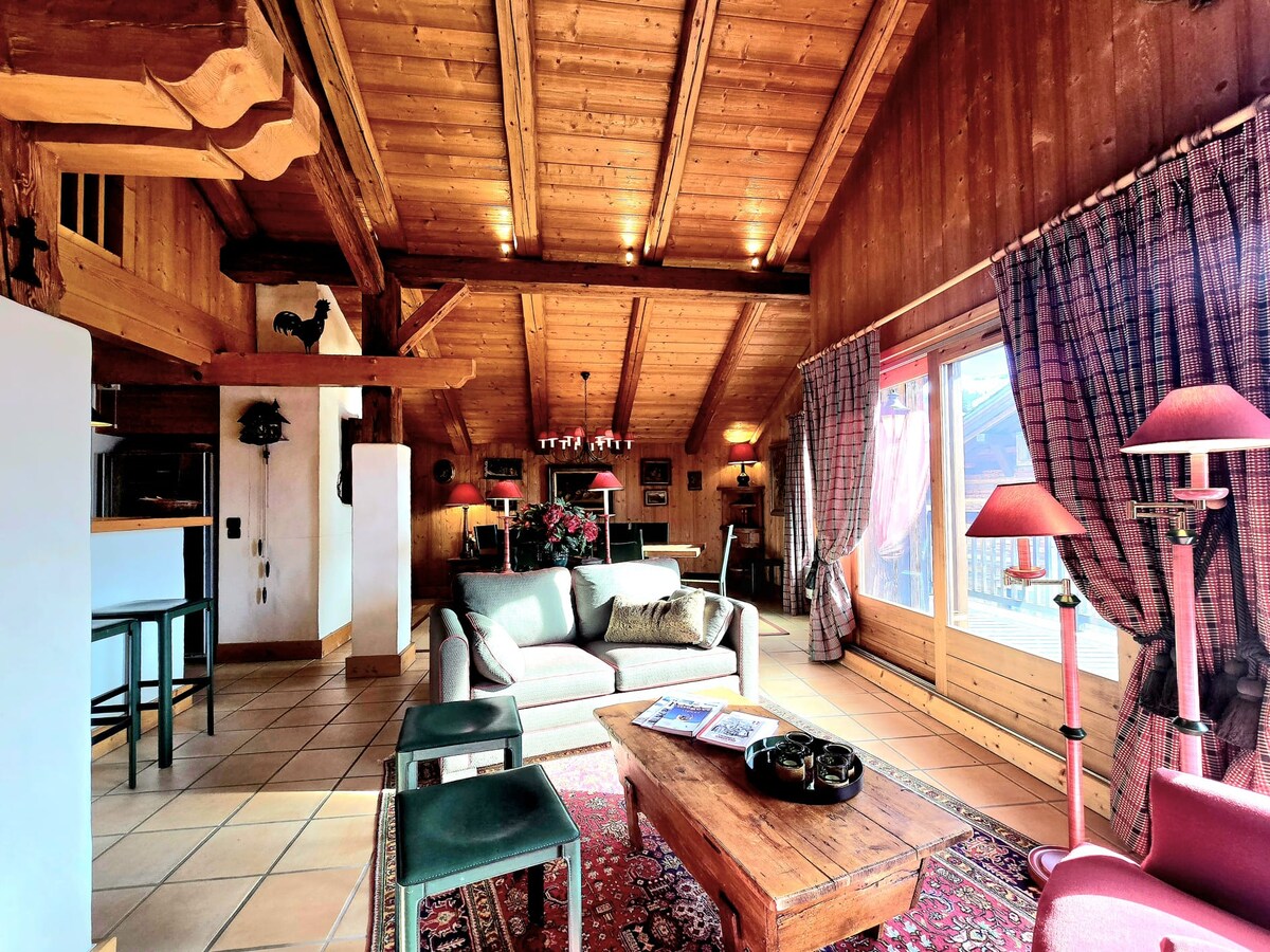 Discover this superb, charming duplex ideally located in the heart of Megève, of