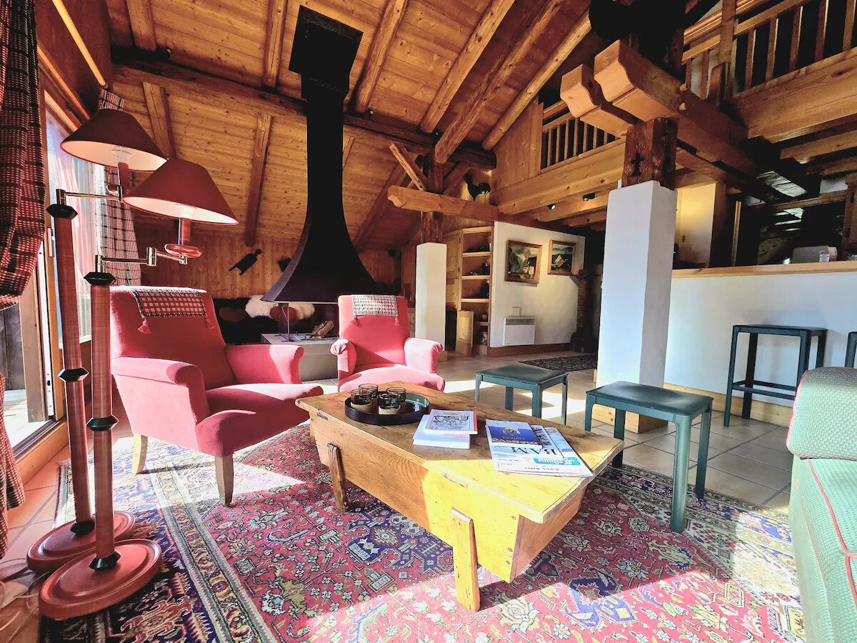 Discover this superb, charming duplex ideally located in the heart of Megève, of