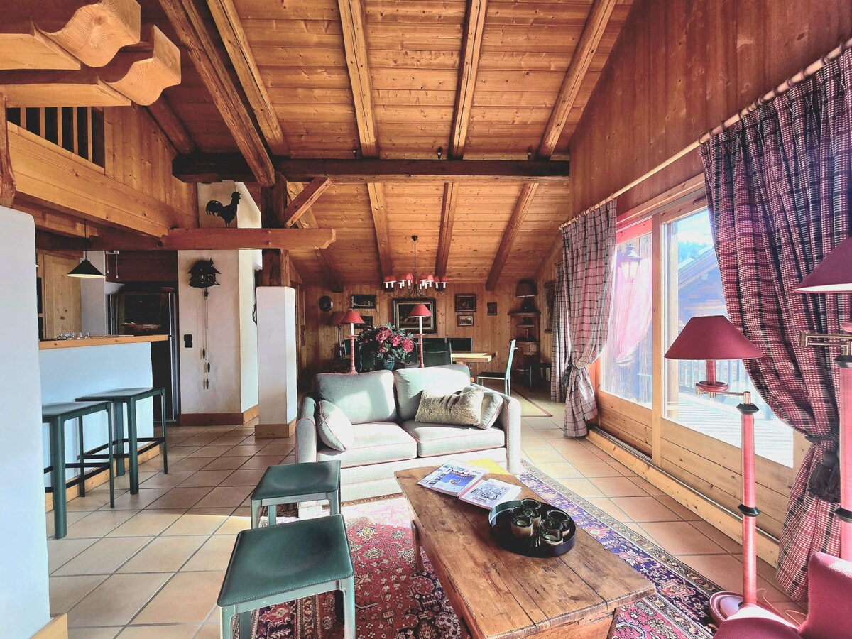 Discover this superb, charming duplex ideally located in the heart of Megève, of