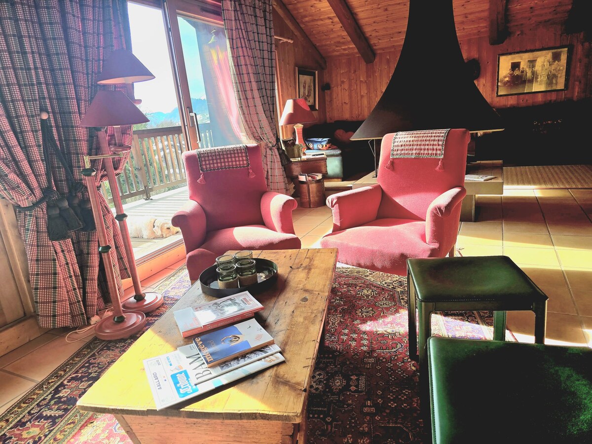 Discover this superb, charming duplex ideally located in the heart of Megève, of