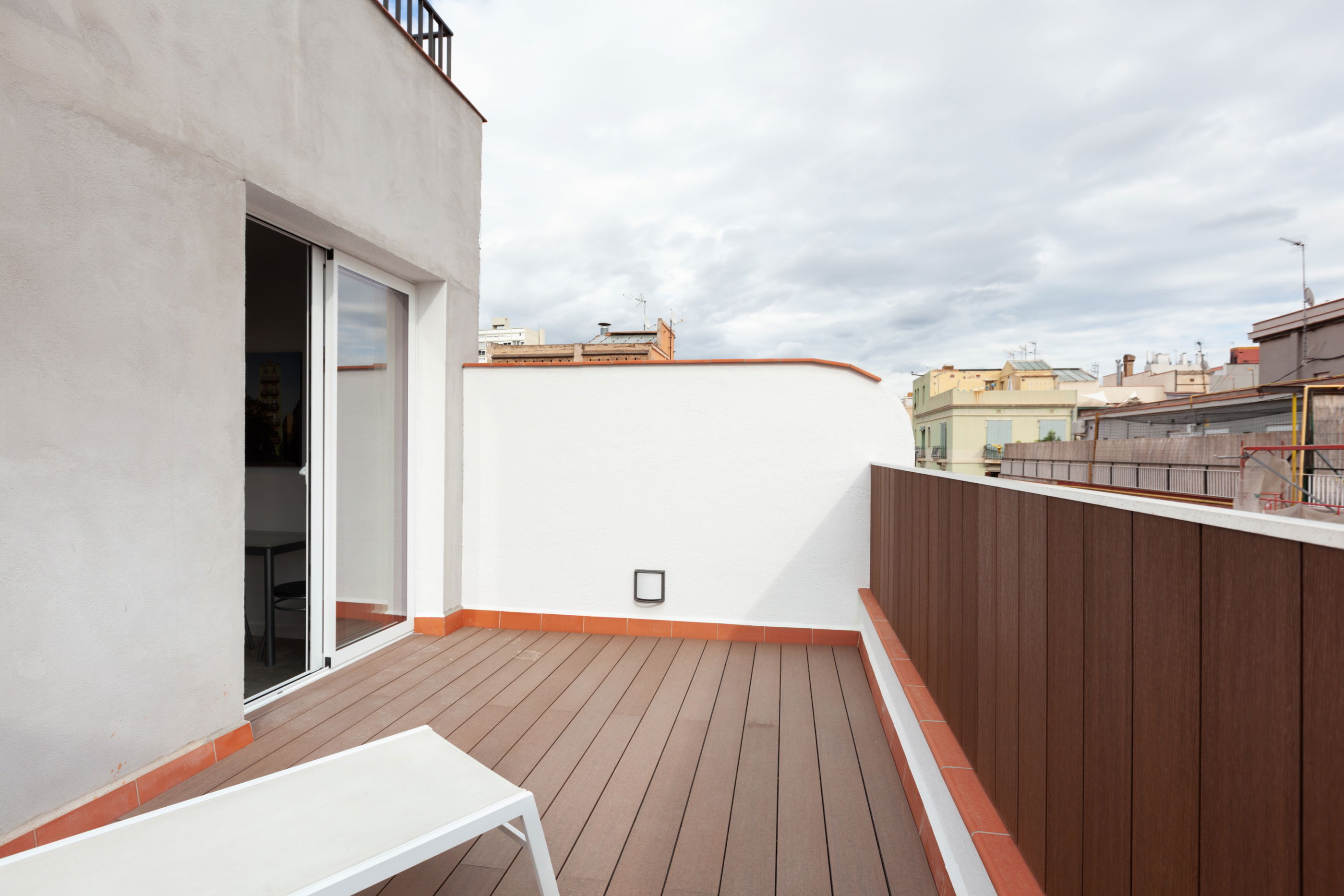 Bright small duplex with terrace in the center of Gracia.