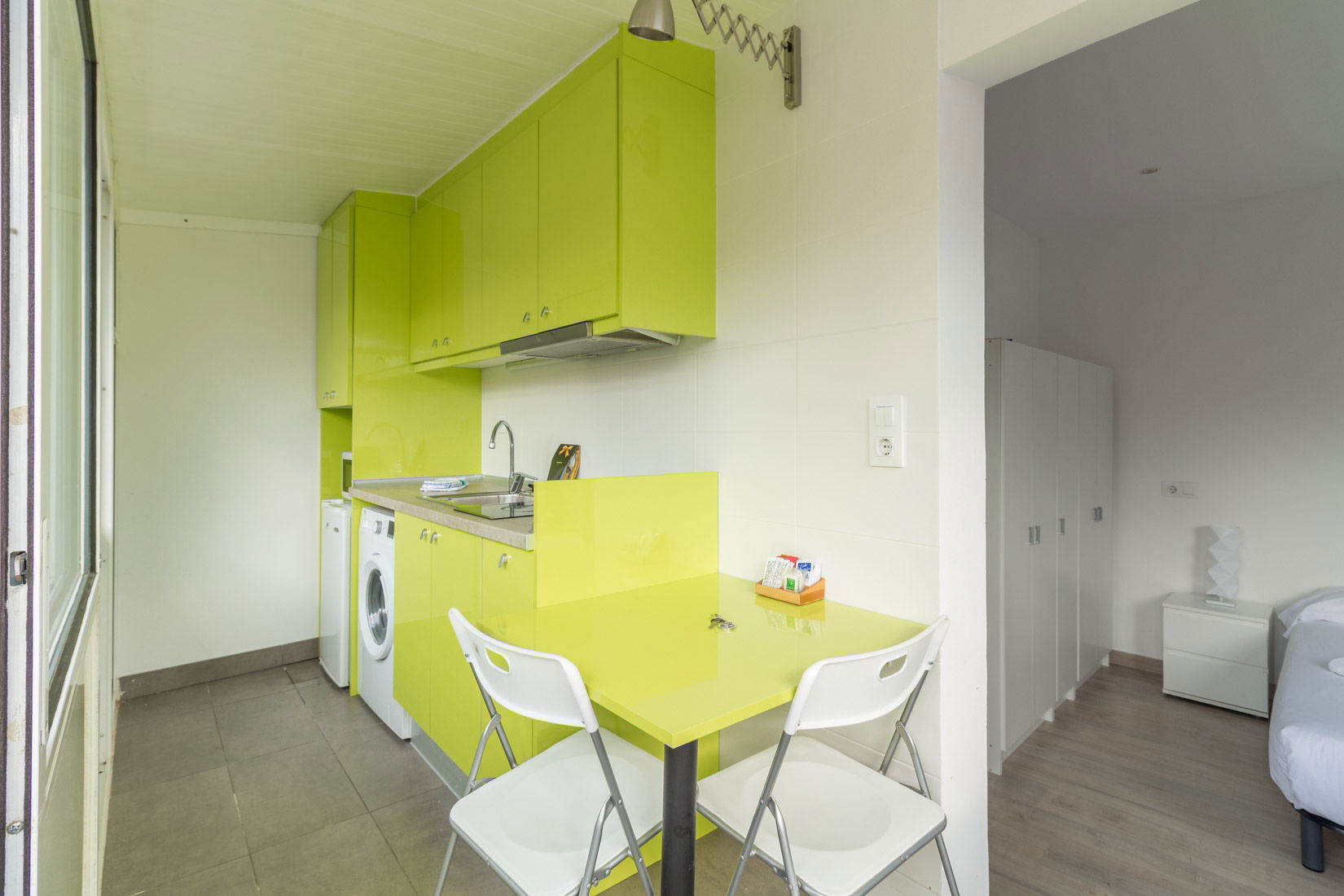 Bright small loft with Terrace in the center of Gracia.