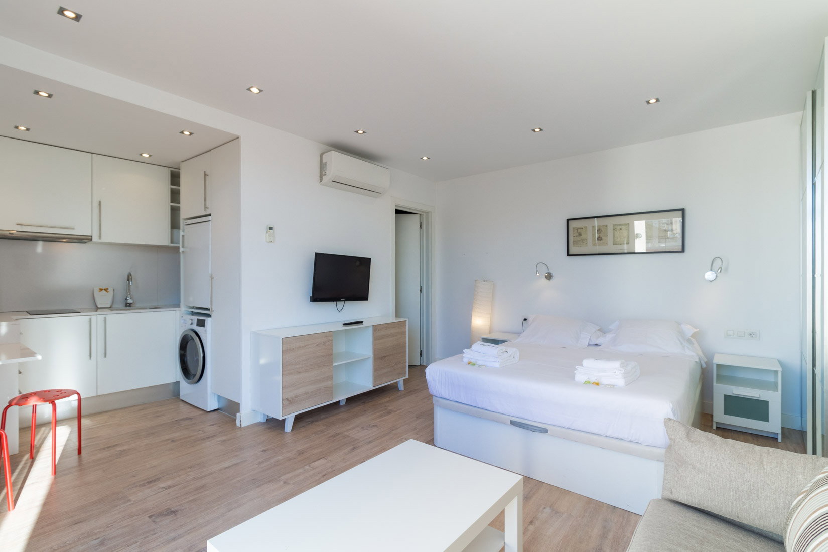 Luminiso studio de un solo ambiente, con terraza, en el barrio del Born de Barce