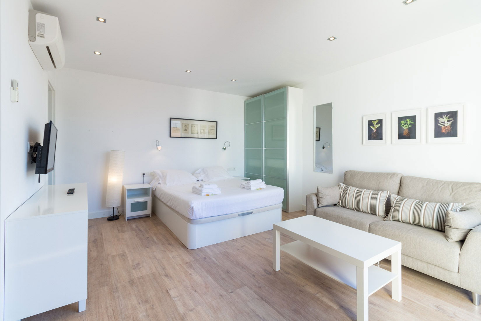 Bright, single-room studio with terrace in the Born neighborhood of Barcelona