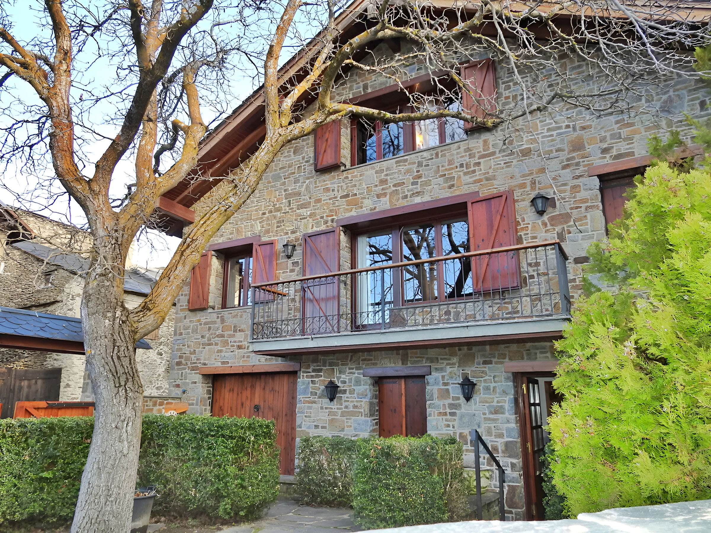 Beautiful detached stone and wood house in the village of Urxt for 8 people