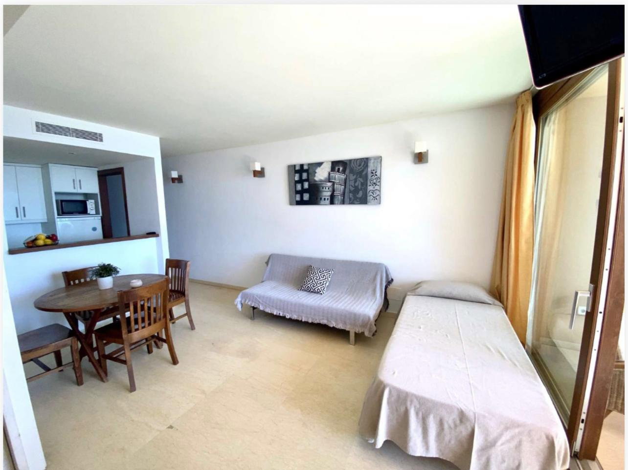 Excellent apartment just steps from the beach