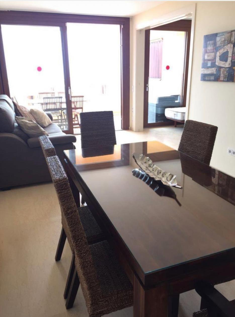 Bright and welcoming apartment with sea views, good location