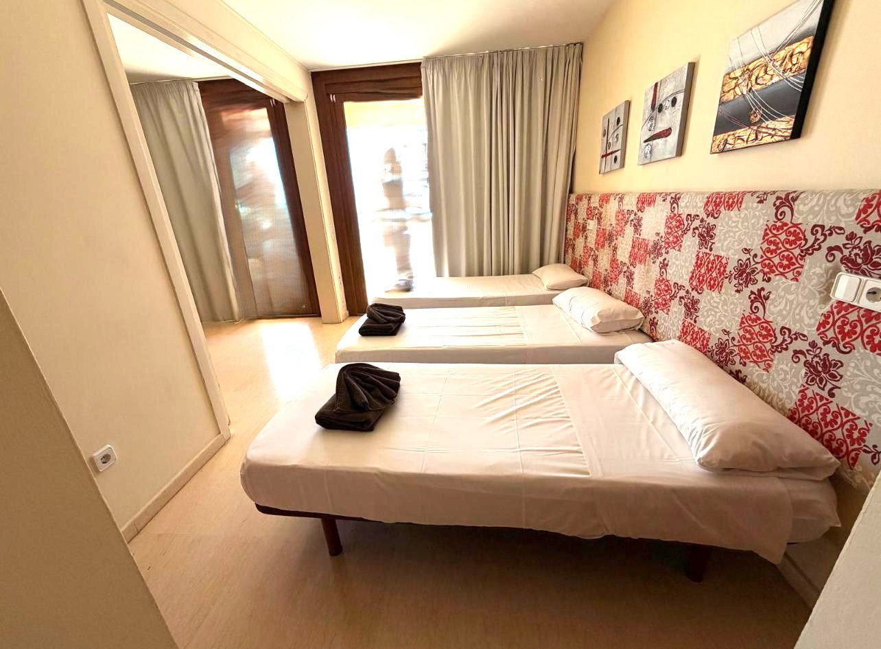 Bright and welcoming apartment with sea views, good location