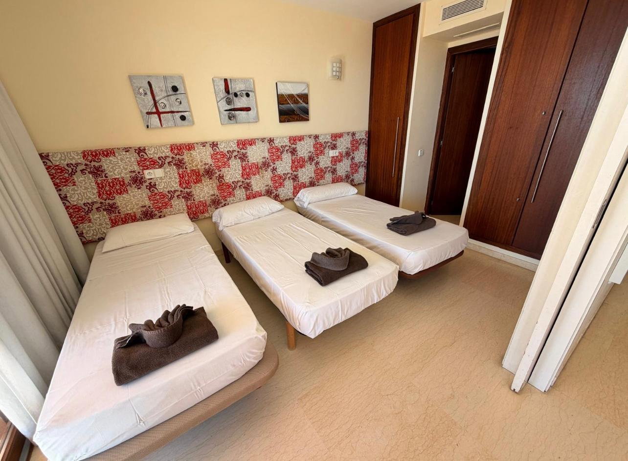Bright and welcoming apartment with sea views, good location