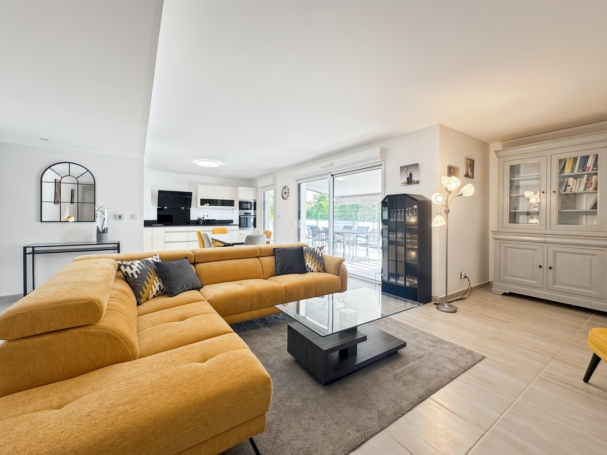 Living room image 1