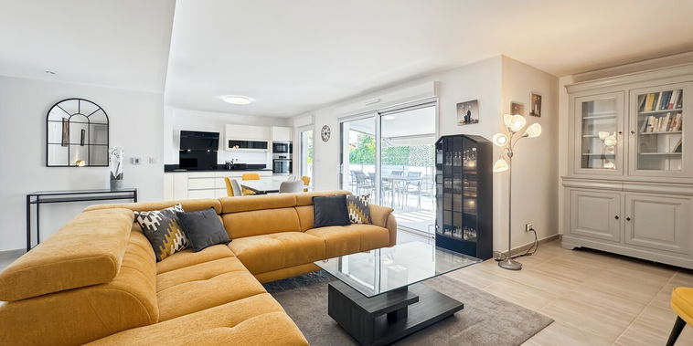 Living room image 1