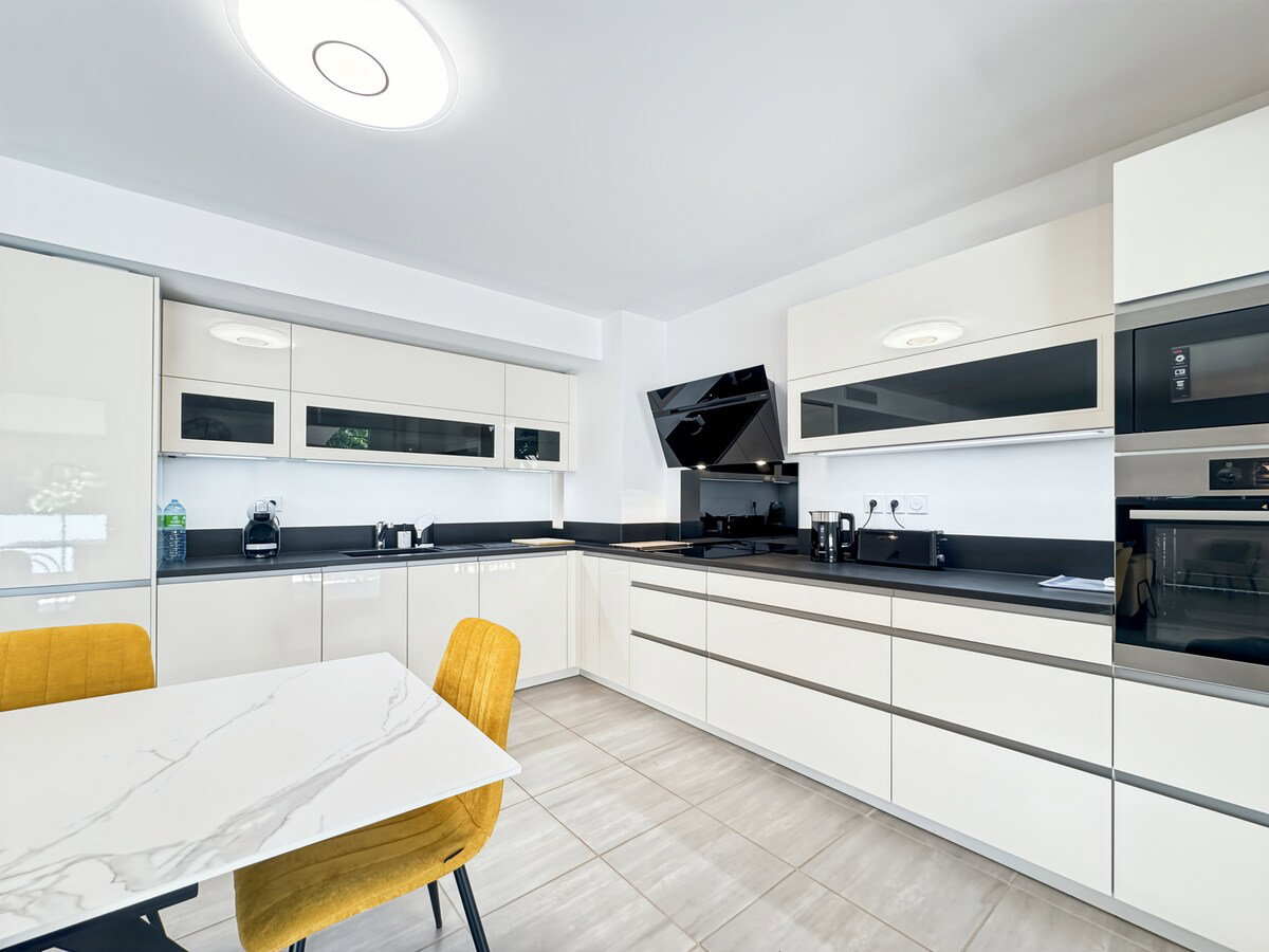 Full kitchen image 1