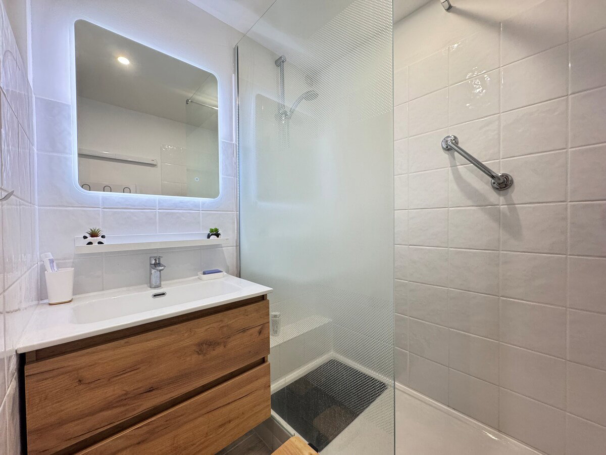 Full bathroom image 1