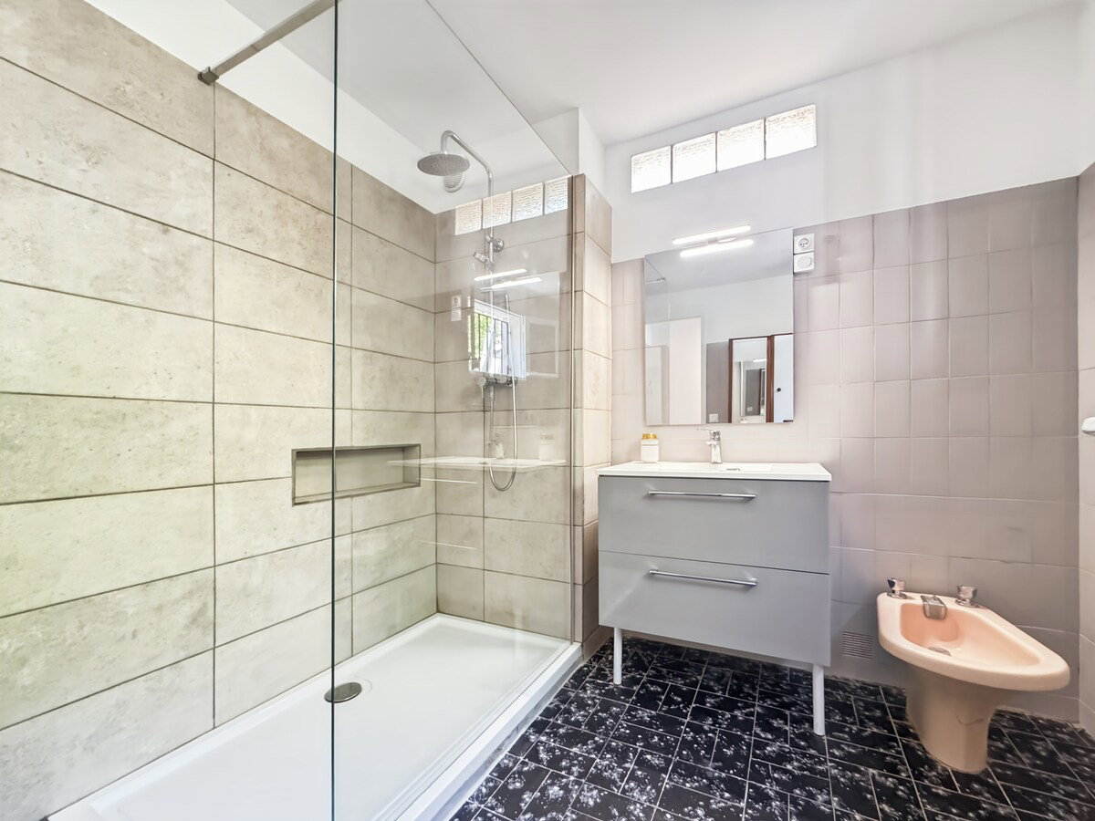 Full bathroom image 1