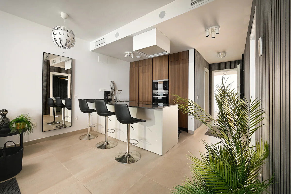 Seaview Apartment ~ Modern ~ Close to Beach ~ Pool