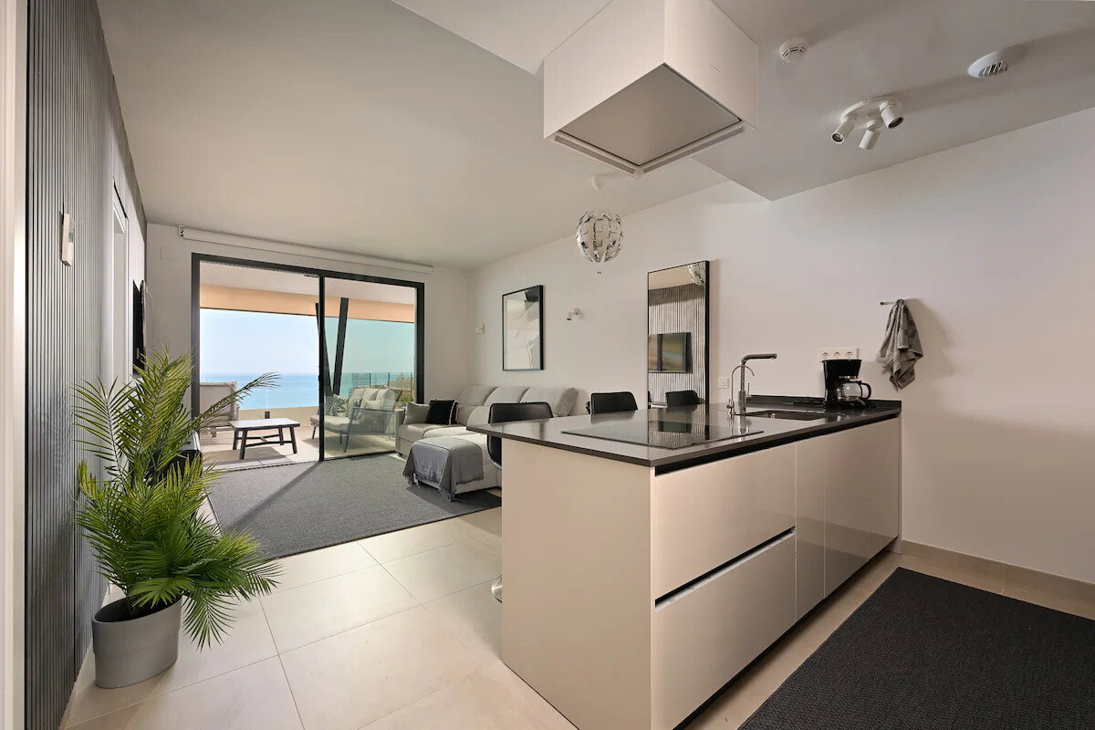 Seaview Apartment ~ Modern ~ Close to Beach ~ Pool