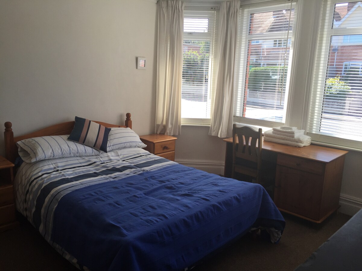 The Penn Pad | Spacious 5 BRs | Garden & Parking | Beach 2 miles | Sleeps 13+