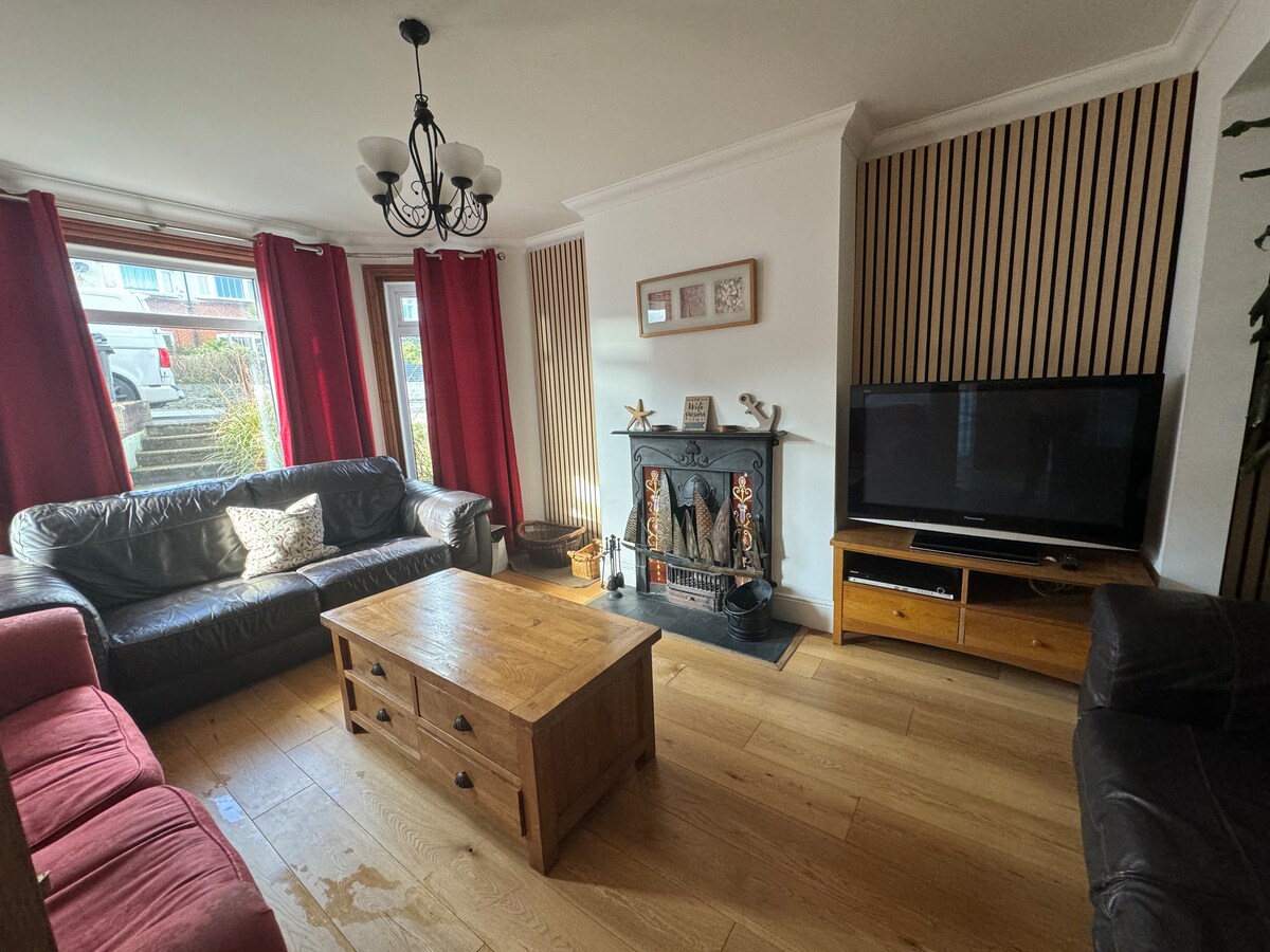 The Penn Pad | Spacious 5 BRs | Garden & Parking | Beach 2 miles | Sleeps 13+