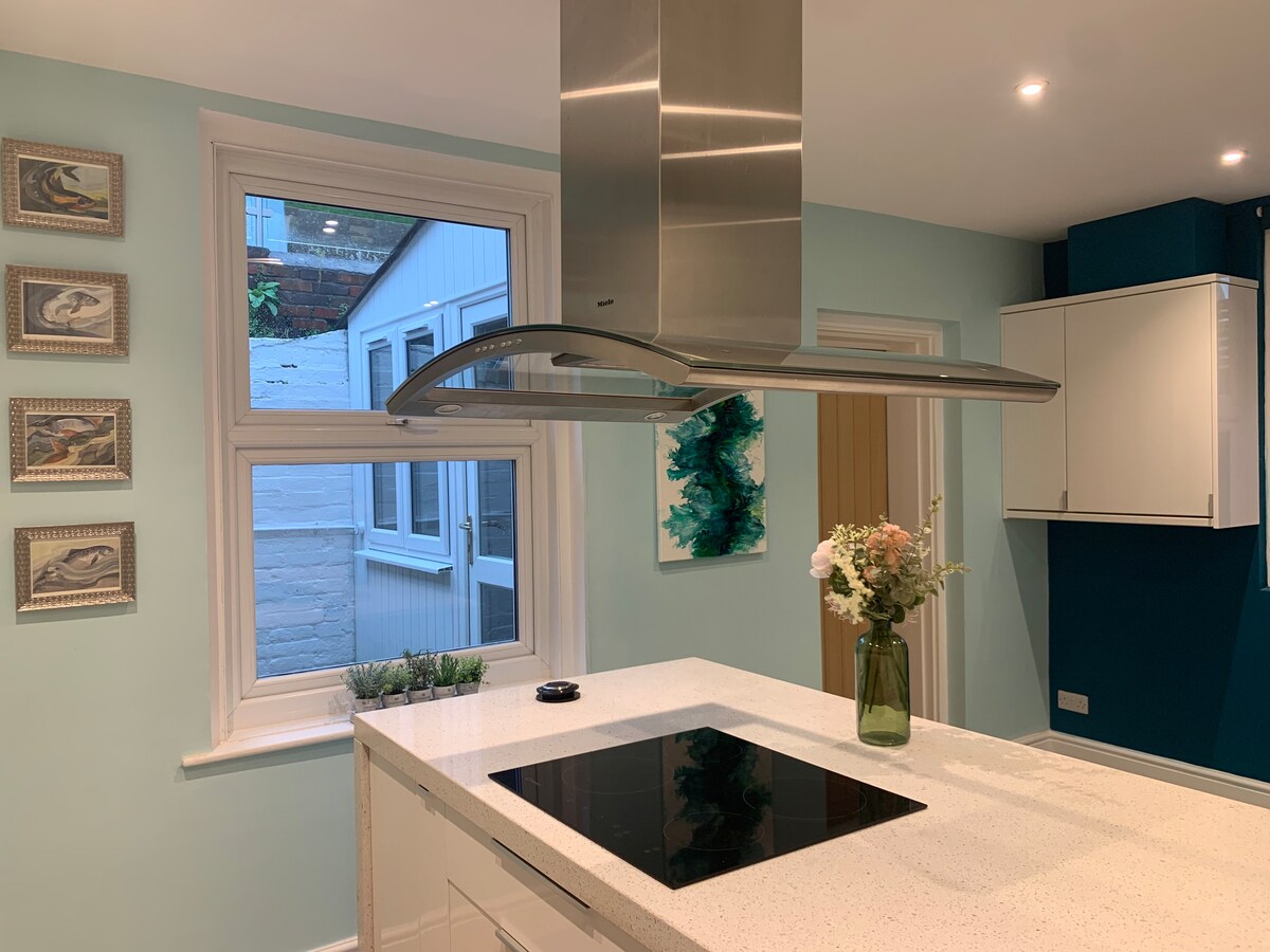 Lower Railway Cottage | Calm Stylish House | Garden & Parking | Beach 1.7 Miles
