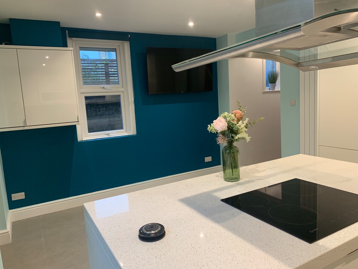 Lower Railway Cottage | Calm Stylish House | Garden & Parking | Beach 1.7 Miles