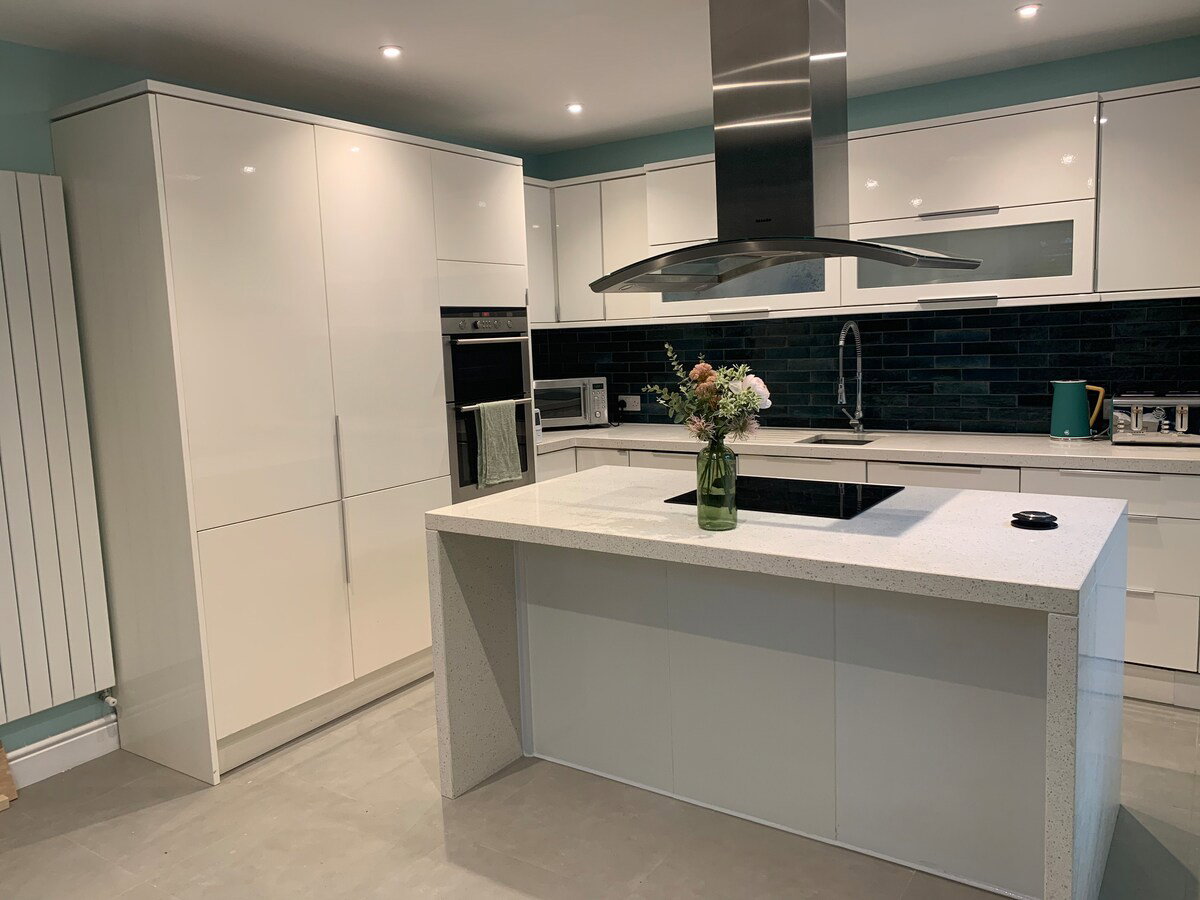 Lower Railway Cottage | Calm Stylish House | Garden & Parking | Beach 1.7 Miles