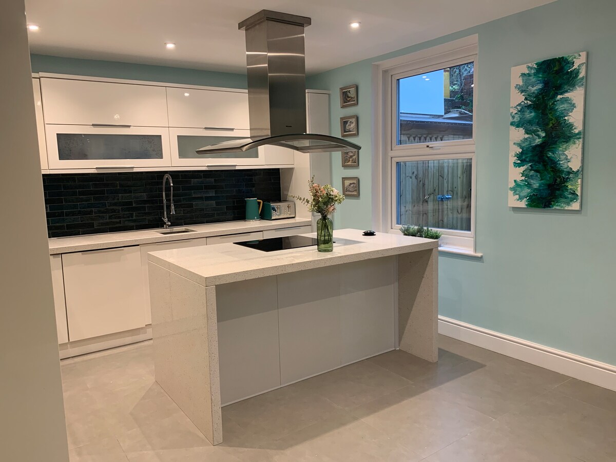 Lower Railway Cottage | Calm Stylish House | Garden & Parking | Beach 1.7 Miles