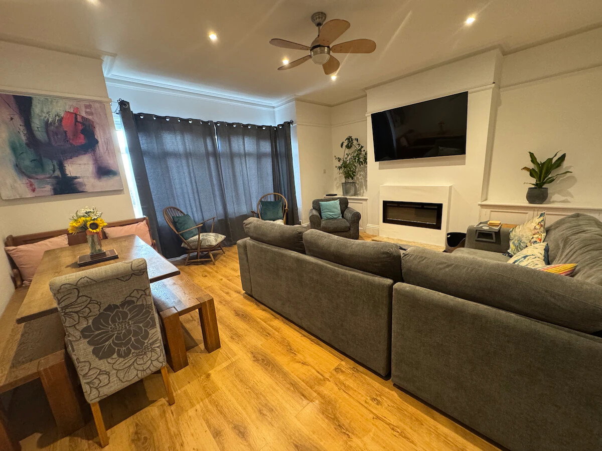 Ashley Cross | Stylish Maisonette | Vibrant Popular Village | Perfect Group Stay