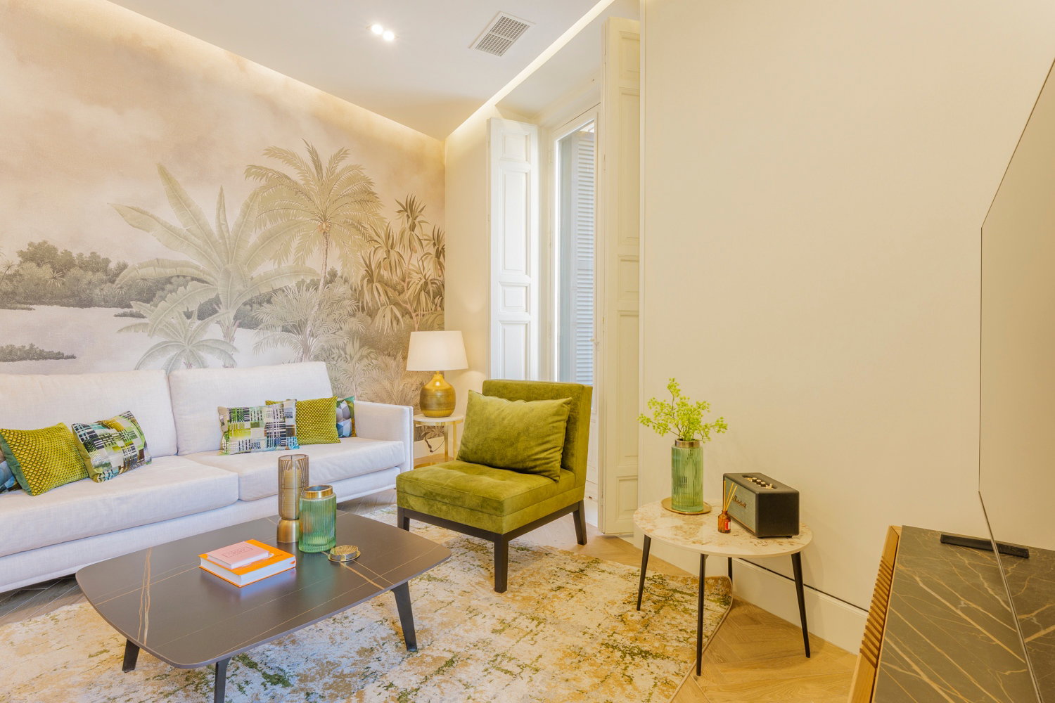 Two-bedroom apartment, just steps from the Royal Palace