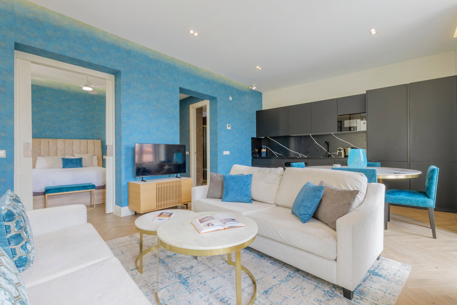 Bright 80m² exterior apartment in the historic center