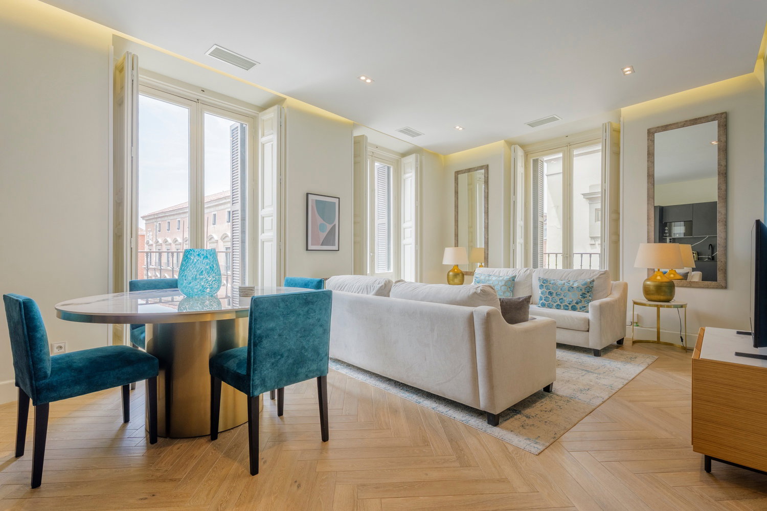 Bright 80m² exterior apartment in the historic center