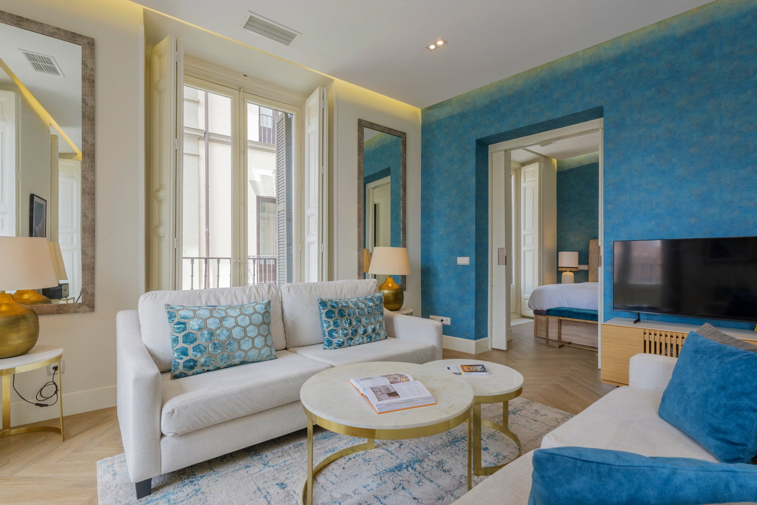 Bright 80m² exterior apartment in the historic center