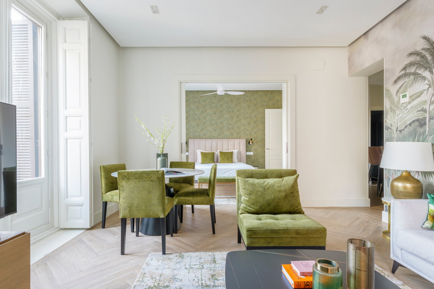 Bright 80m² exterior apartment in the historic center