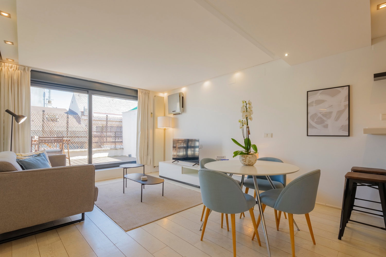 Modern 2-bedroom apartment with terrace in Chamberí