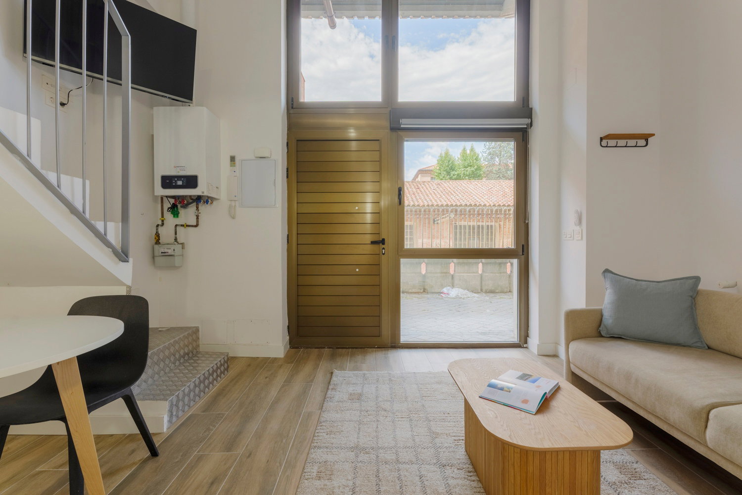 Fully furnished 2-bedroom duplex