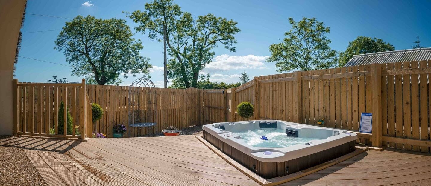 The Hobbit - Luxury Glamping with Hot Tub!