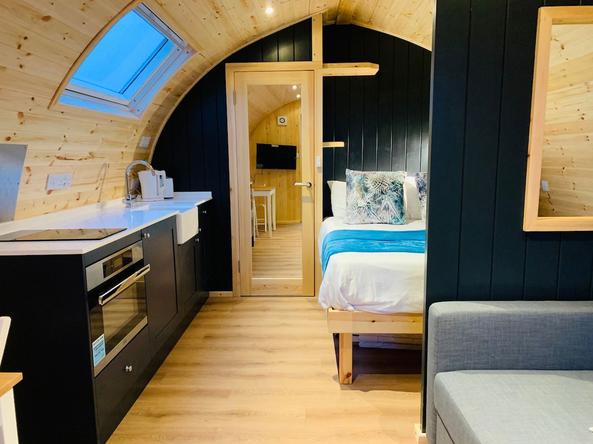Our brand new Thistle Pods are perfect for a romantic getaway! Equipped with everything you need incl Hottub, King Bed, Full Kitchen, living & Dining Area and underfloor heating! 