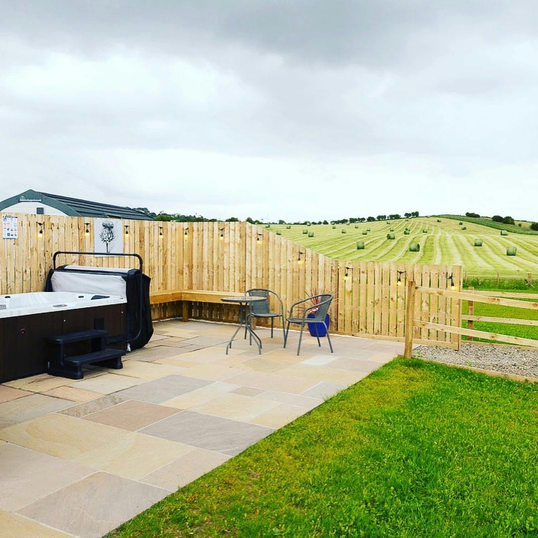 Thistle Pod - Luxury Glamping Farm Stay with Hot Tub!