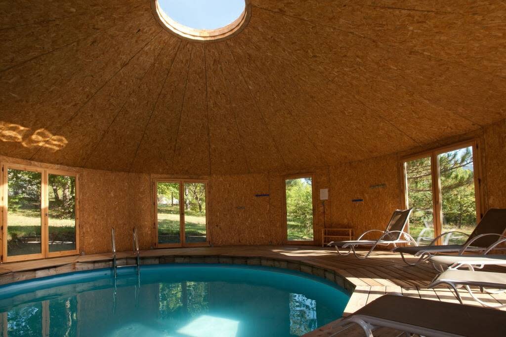  La piscine chauffée, couverte par une yourte géante...