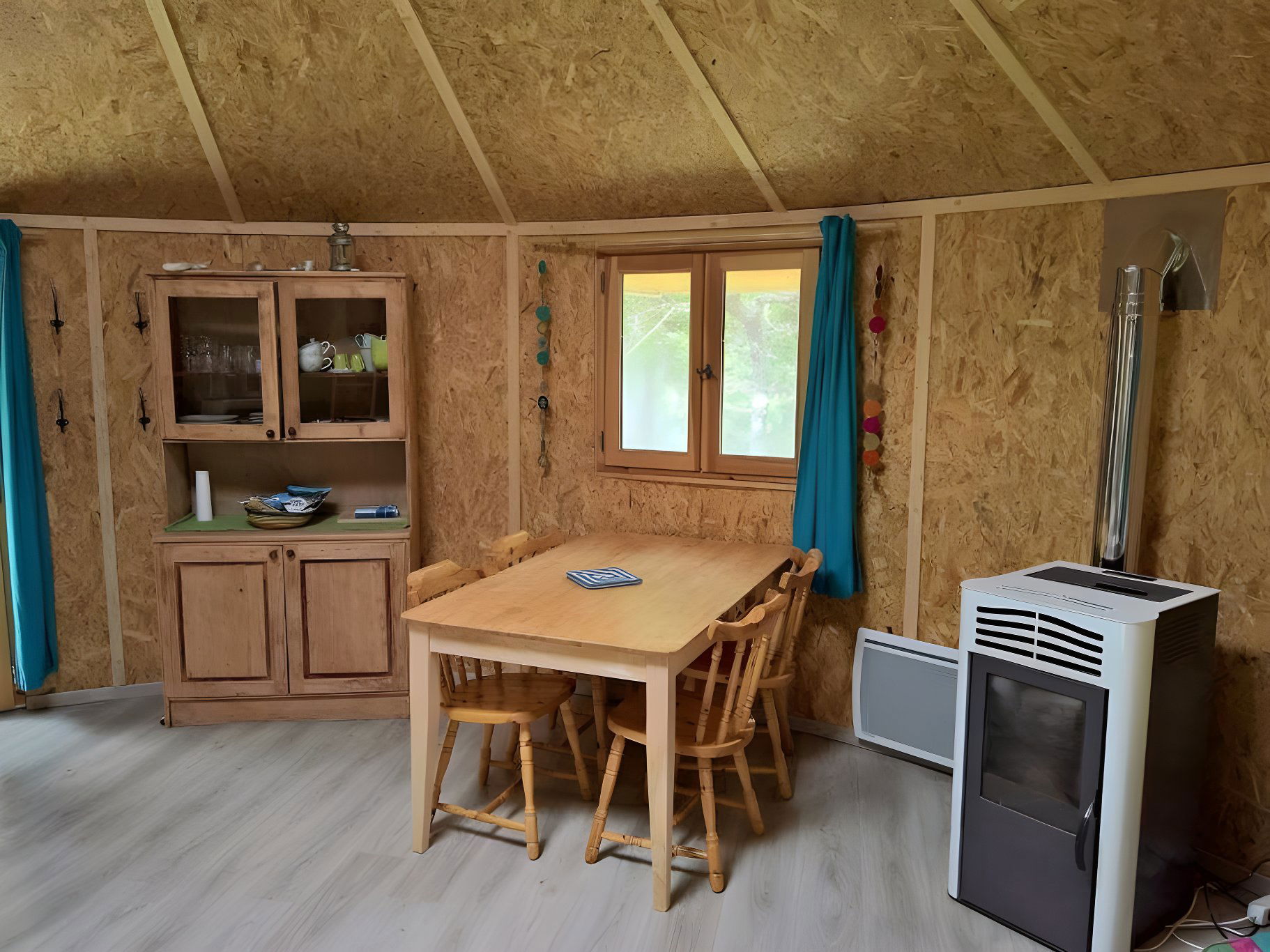 Le coin repas et le poêle à granulés