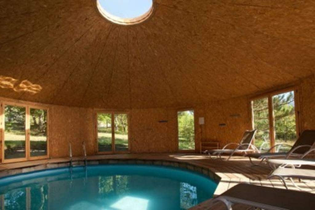 La piscine chauffée couverte par une yourte géante...