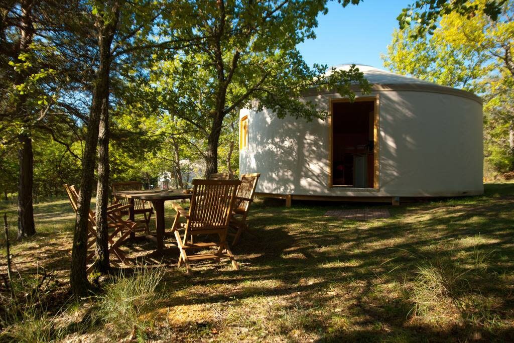 Nous proposons 2 yourtes dans un lieu magnifique